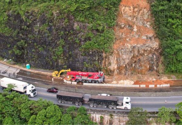 Serviços com guindaste do DER/PR na BR-277 entram na reta final