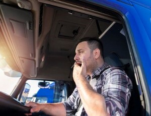 CCR AutoBAn realiza ação educativa para motoristas sobre distrações ao volante