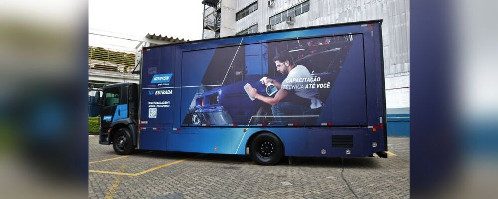 Caminhão é usado como centro de treinamento 