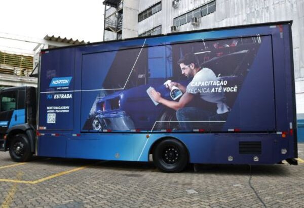 Caminhão é usado como centro de treinamento 