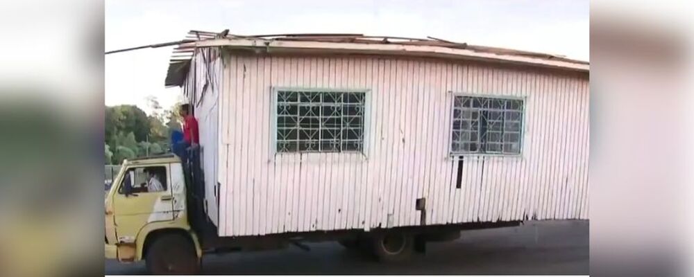 Flagrante: caminhão transporta casa de madeira por ruas de Chapecó 