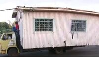 Flagrante: caminhão transporta casa de madeira por ruas de Chapecó 