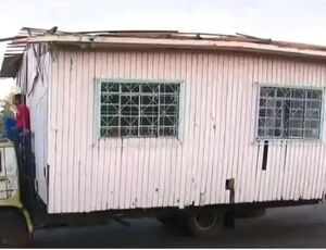 Flagrante: caminhão transporta casa de madeira por ruas de Chapecó 