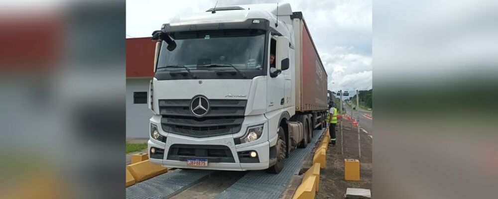 Para fiscalizar excesso de carga, DER/PR ativa balanças nos Campos Gerais