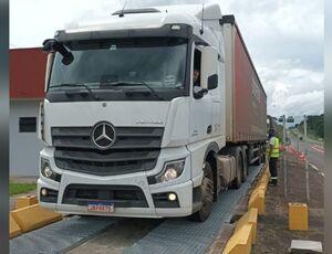 Para fiscalizar excesso de carga, DER/PR ativa balanças nos Campos Gerais