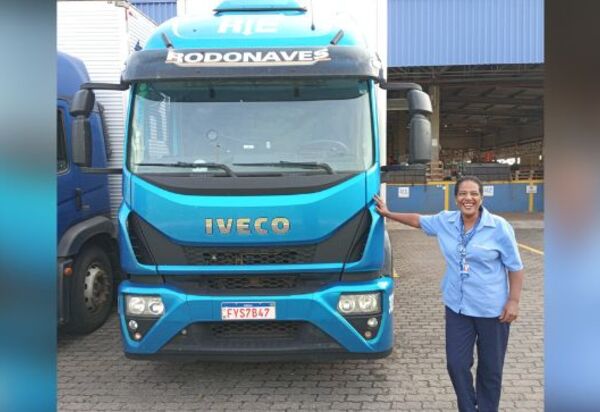 Verônica de Oliveira criou seus filhos trabalhando como caminhoneira