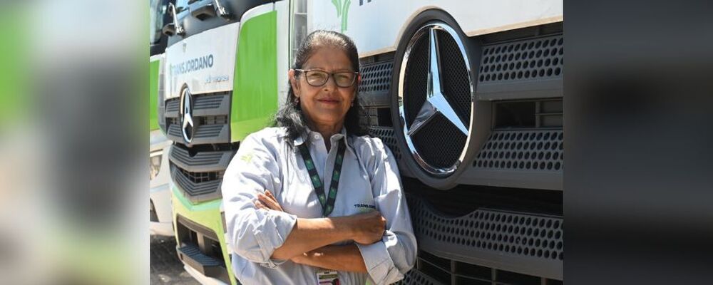 Sandra Maria Dias da Silva transporta no Mercedes-Benz carga perigosa