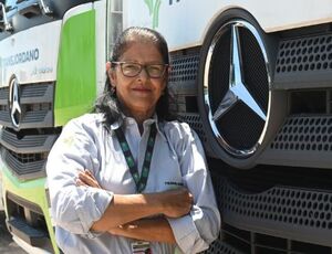 Sandra Maria Dias da Silva transporta no Mercedes-Benz carga perigosa