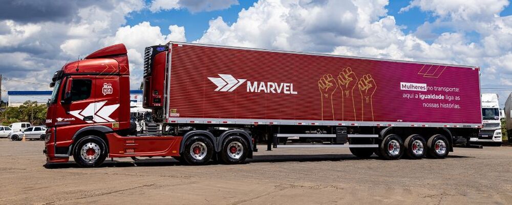 Transportes Marvel customiza carreta em homenagem às mulheres
