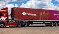 Transportes Marvel customiza carreta em homenagem às mulheres