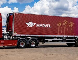 Transportes Marvel customiza carreta em homenagem às mulheres