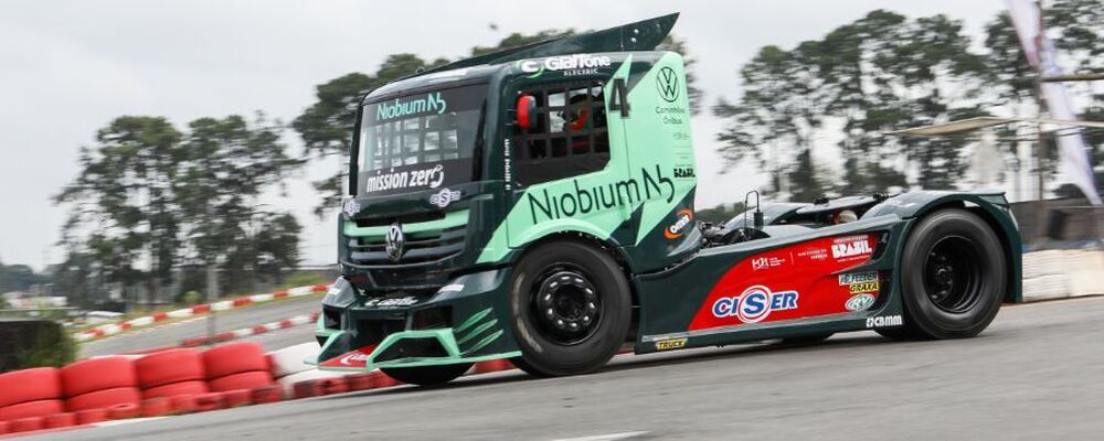 Primeiro caminhão de corrida híbrido elétrico do mundo estreia na Copa Truck 2023