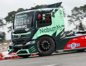 Primeiro caminhão de corrida híbrido elétrico do mundo estreia na Copa Truck 2023