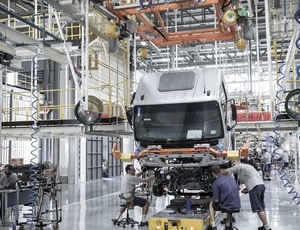 Mercedes-Benz dará férias coletivas; DAF e Volvo continuam com produção normal