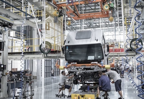 Mercedes-Benz dará férias coletivas; DAF e Volvo continuam com produção normal