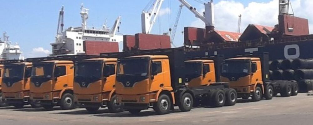 Porto recebe carga de 55 caminhões elétricos chineses para mineradora