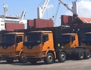 Porto recebe carga de 55 caminhões elétricos chineses para mineradora