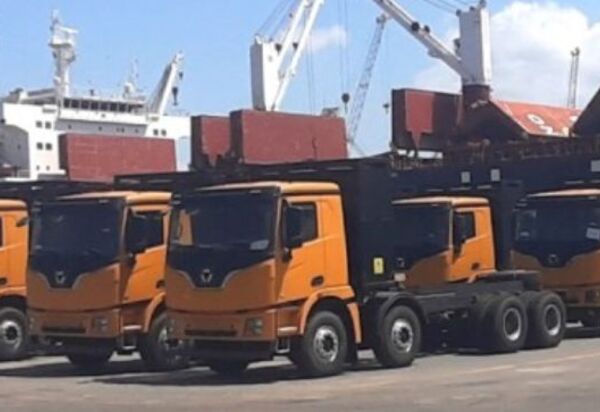 Porto recebe carga de 55 caminhões elétricos chineses para mineradora