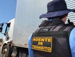 Agentes de trânsito vão fiscalizar equipamento de segurança em caminhões basculantes