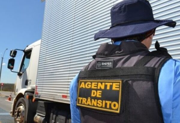 Agentes de trânsito vão fiscalizar equipamento de segurança em caminhões basculantes