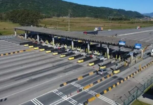 Projeto isenta de pedágio veículos registrados em município próximo da praça de cobrança