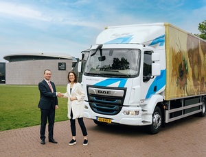 DAF doa caminhão elétrico LF Electric para comemoração do 50º aniversário do Museu Van Gogh em Amsterdã