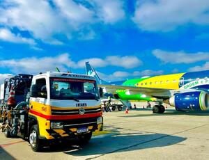 Raízen promove primeiro abastecimento de aeronaves com caminhão elétrico da Volkswagen no  aeroporto