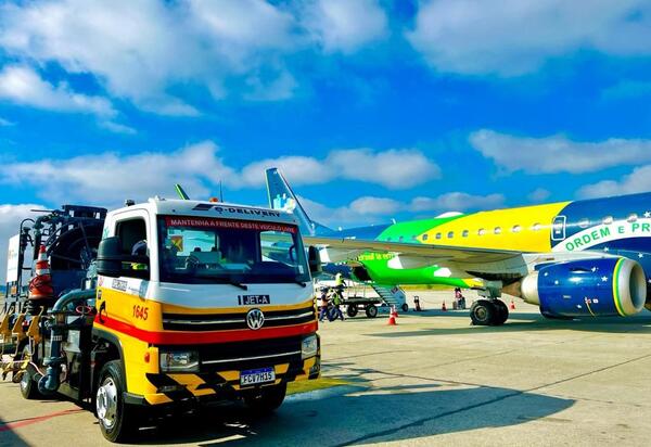 Raízen promove primeiro abastecimento de aeronaves com caminhão elétrico da Volkswagen no  aeroporto