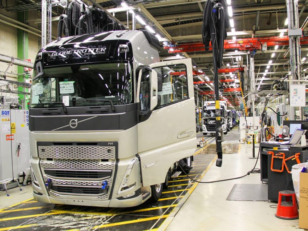 Volvo adota estratégia flexível de produção para atender à demanda do mercado de caminhões