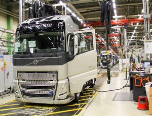 Volvo adota estratégia flexível de produção para atender à demanda do mercado de caminhões