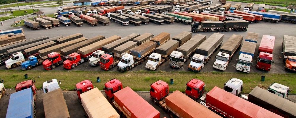 Movimentação de quase 2.500 caminhões de grãos e farelo no Porto de Paranaguá em um dia