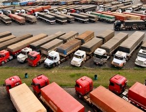 Movimentação de quase 2.500 caminhões de grãos e farelo no Porto de Paranaguá em um dia