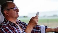 Uso de celular ao volante equivale a dirigir com três a quatro doses de álcool