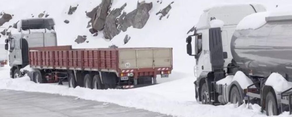 Caminhoneiros iniciam retorno ao RS após mais de duas semanas retidos devido à nevasca nos Andes