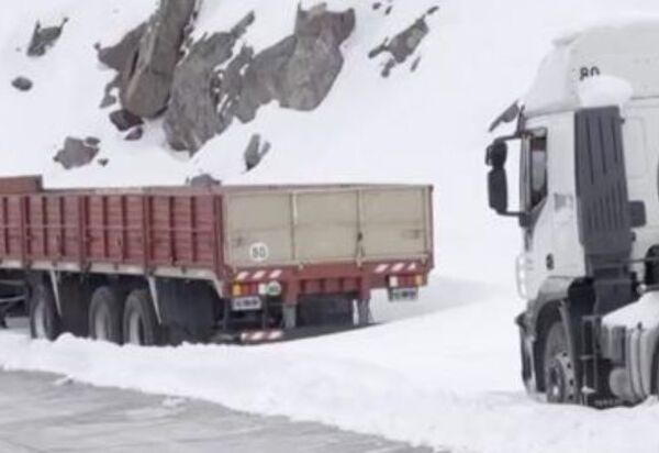Caminhoneiros iniciam retorno ao RS após mais de duas semanas retidos devido à nevasca nos Andes