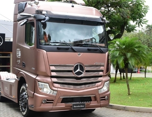 Mercedes-Benz lança promoção para ajudar mulheres a se tornarem motoristas de caminhão