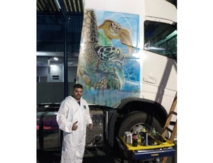 Pintura de caminhões: conheça Elvis Fabiano, o artista que transforma veículos em telas de arte