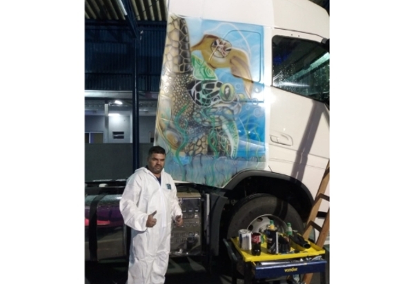 Pintura de caminhões: conheça Elvis Fabiano, o artista que transforma veículos em telas de arte