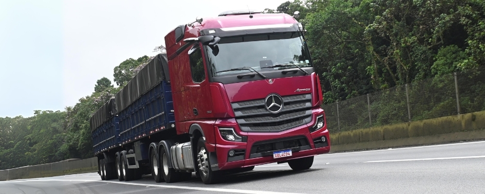 Avaliação: andamos no Actros 2653, o caminhão tecnológico da Mercedes-Benz