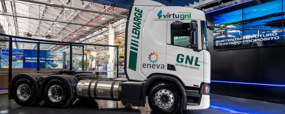 Eneva e Virtu compram 180 caminhões Scania movidos a GNL