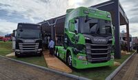 Scania expõe primeiro caminhão 100% movido a biodiesel na tração 6x2