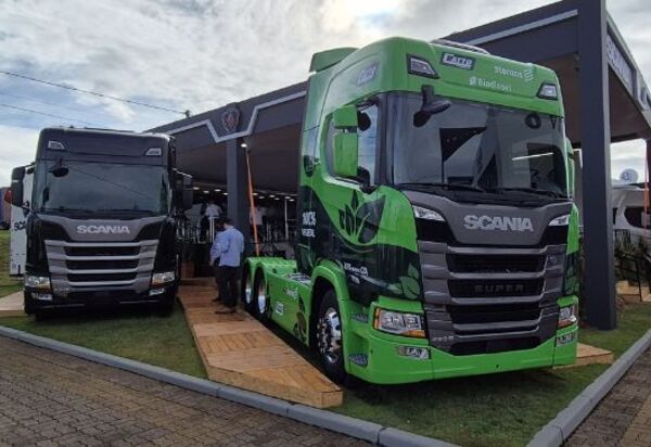 Scania expõe primeiro caminhão 100% movido a biodiesel na tração 6x2