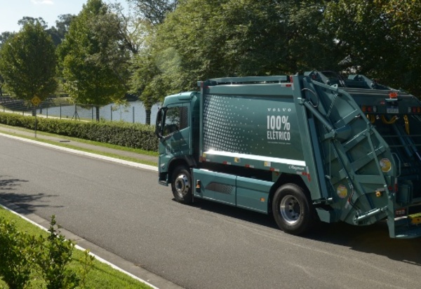 Curitiba inicia testes com caminhão elétrico Volvo na coleta de lixo