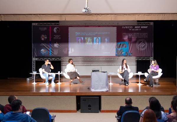 IVECO forma 17 caminhoneiras na primeira fase do programa 