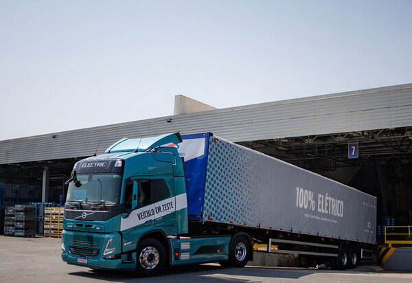Volvo inicia validação de caminhões elétricos na logística de sua fábrica no Brasil