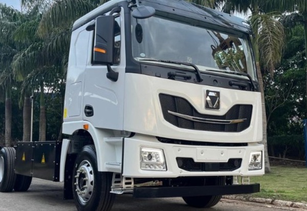 XCMG mostra na Fenatran seu primeiro caminhão médio 100% elétrico 