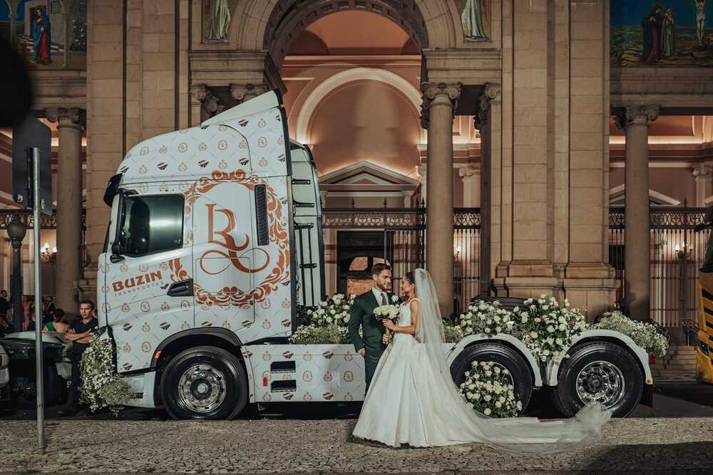 Caminhões personalizados marcam casamento de CEO da Buzin Transportes
