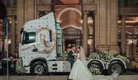 Caminhões personalizados marcam casamento de CEO da Buzin Transportes