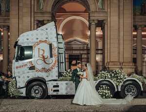 Caminhões personalizados marcam casamento de CEO da Buzin Transportes