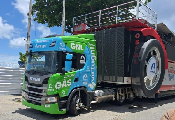 Trio elétrico foi movido por um Scania a gás natural no Carnaval de Salvador